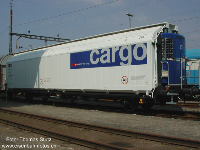 Hbbills-uy "cargo"
Neue Beschriftung für neue Güterwagen: Cargo-Schriftzug auf dem Wagen des Typs Hbbills-uy. Der Wagen verfügt über Schiebewände und ein Kühlaggregat (rechts). 150 Wagen dieses Typs werden in den nächsten Monaten ausgeliefert.

