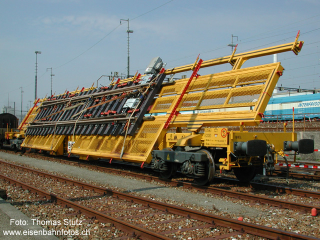 Weichentransportwagen
Bereits seit einiger Zeit im Einsatz sind die neuen Weichentransportwagen der Euroswitch. Damit können Weichen vormontiert zum Einbauort transportiert werden. Durch die Schrägstellung der Ladefläche wird das Lichtraumprofil optimal ausgenützt.
