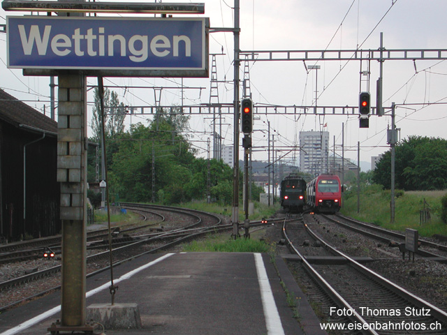 Paralleleinfahrt
Am Samstag, 17. Mai 2003 fand anlässlich des Jubiläums "200 Jahre Aargau" in Wettingen eine Rail-Show mit historischen Fahrzeugen statt.
Spezieller Auftakt zur Rail-Show: Paralleleinfahrt von Killwangen-Spreitenbach mit der Ae 8/14 11801 und einem DPZ der S12. Für die Ae 8/14 ging die Fahrt von Erstfeld via Rotkreuz - Wohlen durch den Heitersbergtunnel nach Killwangen-Spreitenbach und nach einem Fahrrichtungswechsel zum Ziel in Wettingen.
