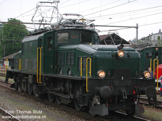 Ce 6/8 III 14305
Selbstverständlich darf bei einer solchen Ausstellung auch das aus Basel angereiste "Krokodil" nicht fehlen! Die Fahrzeit Basel - Wettingen beträgt bei vmax 65 km/h, 2 Schmierhalten und diversen Überholungen fast 3 Stunden!
