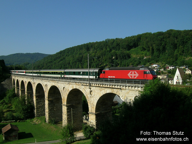EW4-Pendel auf dem Viadukt
IC 864 mit einem gezogenen EW4-Pendelzug OHNE Speisewagen (entgegen Angabe im Kursbuch). Mehr zum Speisewagen später.
