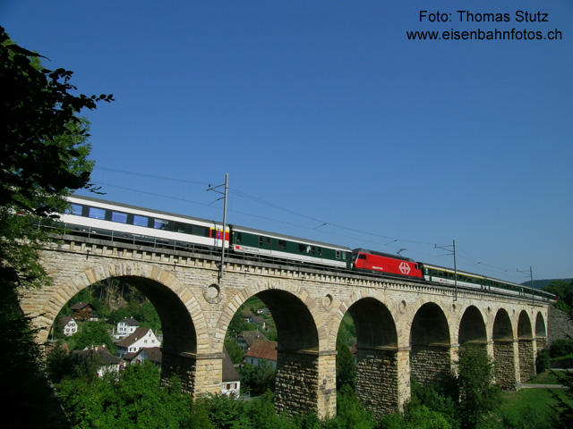 Re 460 in der Zugsmitte
IC 871 mit EW4-Pendel geschoben und Zusatzmodul am Schluss.
