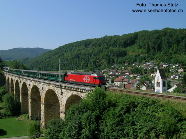 EC(?) 2 "Berner Oberland" Interlaken Ost - Amsterdam
Auch wenn es auf den ersten Blick nicht so aussieht, es ist tatsächlich ein Eurocity!
An der Spitze des Zuges befinden sich Zusatzwagen bis Basel, anschliessend folgt
eine EC-Komposition mit Panoramawagen. Es ist übrigens auf dem SBB-Netz
der Zug mit der tiefsten Zugnummer, einen Zug "1" gibt es nicht!
