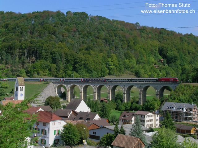 EC 91 "Vauban" Bruxelles - Milano
Der EC 91 "Vauban" mit 2 SBB-Verstärkungswagen an der Spitze und den belgischen Wagen am Schluss des Zuges.
