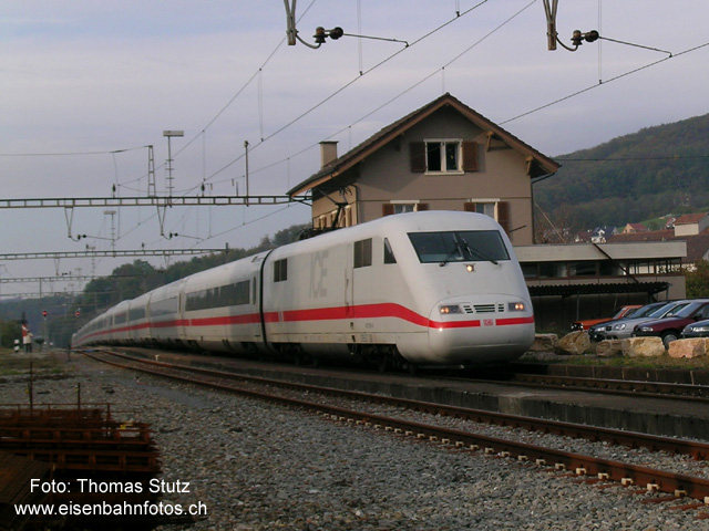 ICE in Läufelfingen
ICE 73 "Thunersee" am letzten Umleitungstag bei der Durchfahrt im Bahnhof Läufelfingen. Mit gegen 800 Tonnen ist dies der schwerste Reisezug, der umgeleitet wird. Dies stellt aber kein Problem dar, der Zug hat ja 2 arbeitende Triebköpfe.

