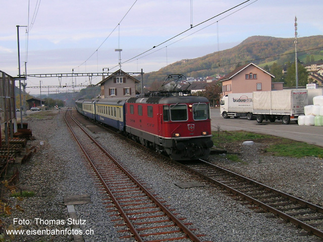 BLS in Läufelfingen
Wegen Bauarbeiten in Deutschland verkehrt der EC 3 "Berner Oberland" Amsterdam - Köln - Basel SBB - Bern - Interlaken Ost bis Ende November jeweils verspätet. Ab Basel bis Bern verkehrt in dieser Zeit rechtzeitig ein Ersatzzug 10003 (u.a. mit BLS-Wagen).
