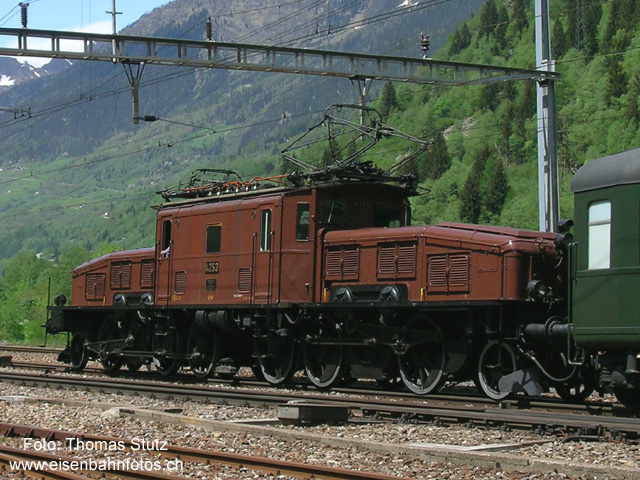 Kontroll- und Schmierhalt in Rodi-Fiesso
Das Krokodil Ce 6/8 II 14253 ist in Erstfeld beheimatet und für die elektrische Unterstützung der Extrafahrt südlich von Erstfeld zuständig.
