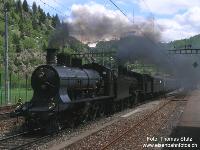 Dampfzug in voller Fahrt
Der Extrazug mit dem Krokodil lässt dem Dampfzug noch etwas Vorsprung, so dass dieser als erster den Bahnhof verlässt.
