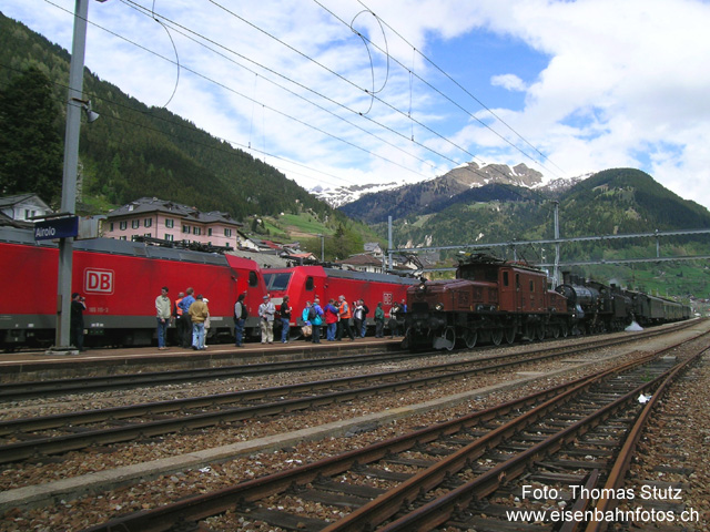 Treffen mit DB Cargo
Während des Rangierens passiert der "rote Zug" mit 2 DB 185, roten Containern und einer 185 als Schiebe- bzw. Bremslok den Bahnhof Airolo. Die BLS (bzw. DB) belässt am Gotthard ihre Schiebeloks in der Regel von Erstfeld bis Rivera-Bironico (Monte Ceneri-Rampe) am Zug.
