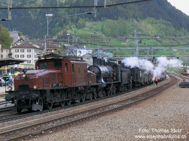 neu zusammengestellter Zug
Die Loks fahren nun wieder an die Wagen im Gleis 3 an, der Zug ist zusammengestellt.
