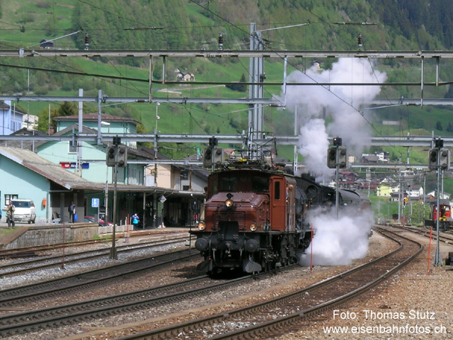 Abfahrt in Airolo
Abfahrt des Zuges in Airolo. Beim Beschleunigen im Bahnhof dürfen die Dampfloks noch mithelfen. Im Gotthardtunnel ist dies - wie auch in allen anderen längeren Tunnels - nicht mehr erlaubt. Deshalb muss Dampfzügen auf entsprechenden Streckenabschnitten immer eine Elektrolok vorgespannt werden.
