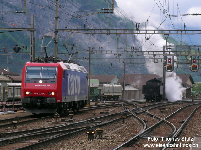 Rangieren in Erstfeld
In Erstfeld ist wieder Rangieren angesagt. Für die Dampfloks gehts zum Wasserfassen. Während des Abkreuzens wird auch eine Re 482, die von einem Schiebedienst-Einsatz zurückgekehrt ist, ins Depot gestellt. Beim Fahrrichtungswechsel hat die Re 482 für einen Moment beide Schweizer Stromabnehmer gehoben.
