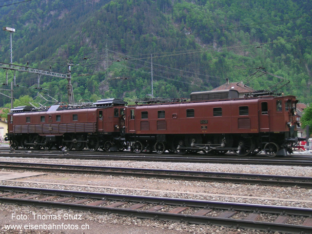 Be 4/6 + Ae 3/6 II
Aus dem Depot erscheinen die beiden historischen Loks Ae 3/6 II und Be 4/6, die in Erstfeld übernachtet haben.
