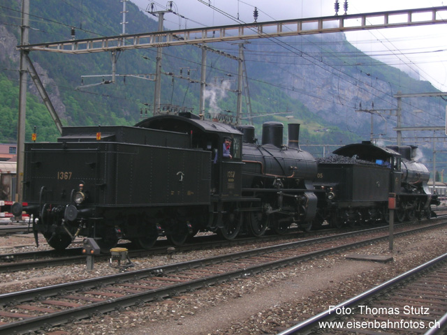 Dampfloks B 3/4 + A 3/5
Nach dem Wasserfassen kehren die beiden Dampfloks wieder an den Zug zurück.
