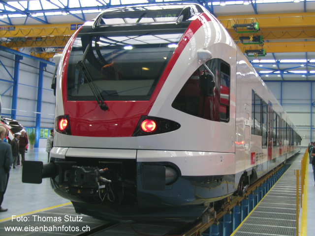 "Der erste FLIRT"
Am 04.06.04 war Roll-Out des ersten FLIRT (Flinker Leichter Innovativer Regional-Triebzug). Am Tag darauf fand bei Stadler in Bussnang ein Tag der offenen Tür statt, wo er neben den anderen in Produktion stehenden Fahrzeuge besichtigt werden konnte. Bestellt sind 42 Fahrzeuge, davon 12 für die Stadtbahn Zug und 30 für die Regio-S-Bahn Basel (inkl. Wiesental).
