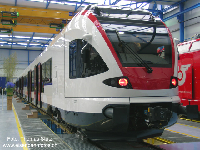 Türen geöffnet
Die andere Seite des Fahrzeugs mit den 8 geöffneten Einstiegstüren. In der Montagehalle ist natürlich kein 55cm-Perron vorhanden ...
