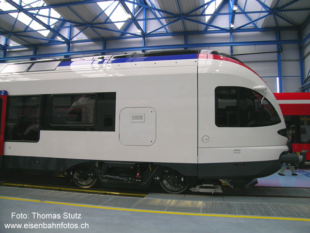 Seitenansicht Endwagen
Seitenansicht eines Endwagens. Die Traktionseinheit ist im Gegensatz zu den GTW neu direkt hinter dem Führerstand untergebracht. Darunter befindet sich eines der beiden angetriebenen Drehgestelle.
