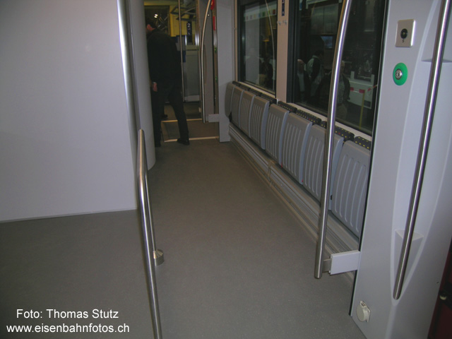 weitere Klappsitze
Neben dem WC (Rückseite links sichtbar) befinden sich weitere Klappsitze.
