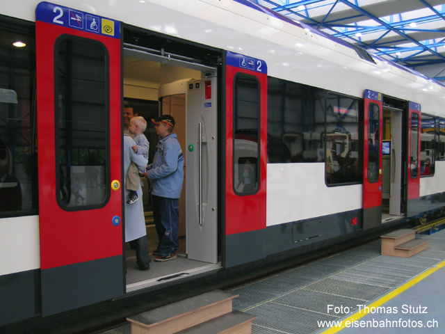 Mittelwagen
Einer der beiden Mittelwagen. Bei 8 Türen auf 73m Zugslänge sind die Abstände dazwischen entsprechend kurz. Durch die vordere Türe sieht man das rollstuhlgängige WC.
