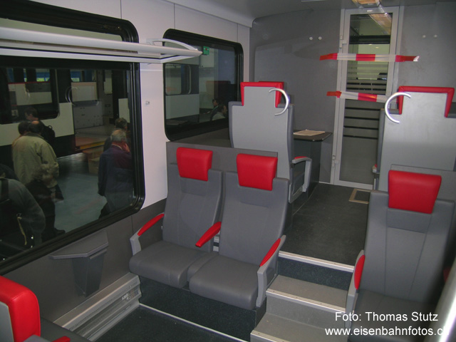 1. Klasse
Abteil 1. Klasse am Zugsende (abgesperrt ist der Zugang zum Führerstand). Zum letzten Abteil des Zuges führen die einzigen Stufen im Zug.
