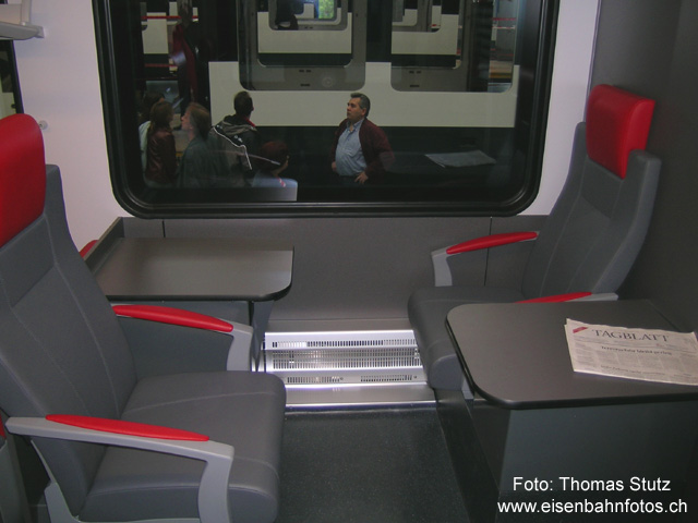 "Business-Abteil"
"Business-Abteil" in der 1. Klasse. 4 Plätze wurden mit Tischen ausgestattet, unter dem Tisch befindet sich eine Steckdose. Das "Tagblatt" gehört allerdings nicht zur Standardausstattung ...
