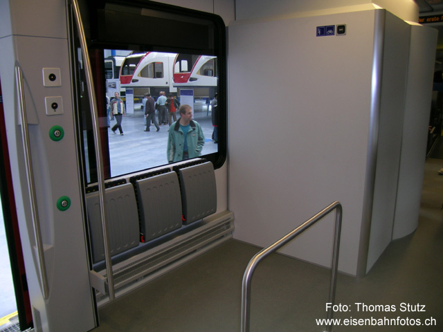 Gurten für Befestigung
Zwischen den Sitzen befinden sich Gurten, um z.B. Kinderwagen zu sichern. Velohaken sind allerdings (noch) keine installiert.

