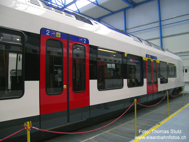 Endwagen 1. Klasse
Der andere Endwagen mit der 1. Klasse. Auch hier befindet sich hinter dem Führerstand eine Traktionseinheit, darunter das zweite angetriebene Drehgestell.
