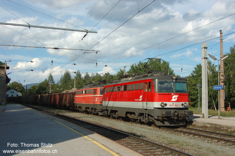 Güterzug mit Doppeltraktion
