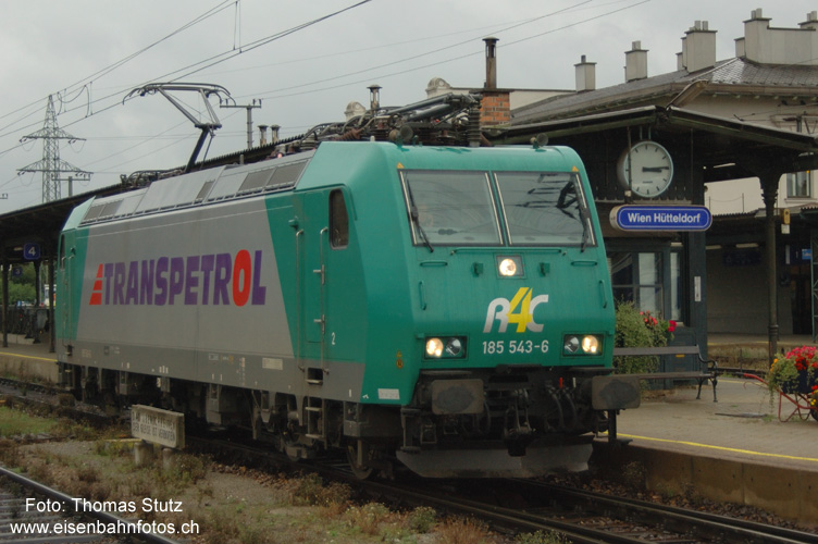 Rangieren in Hütteldorf
Es handelte sich um einen Zug aus Deutschland, der einige Male jeweils am Samstag durch Österreich verkehrte. Dieses Mal wurde in Wien Hütteldorf sogar noch rangiert, um einige zusätzliche Wagen beizustellen.
