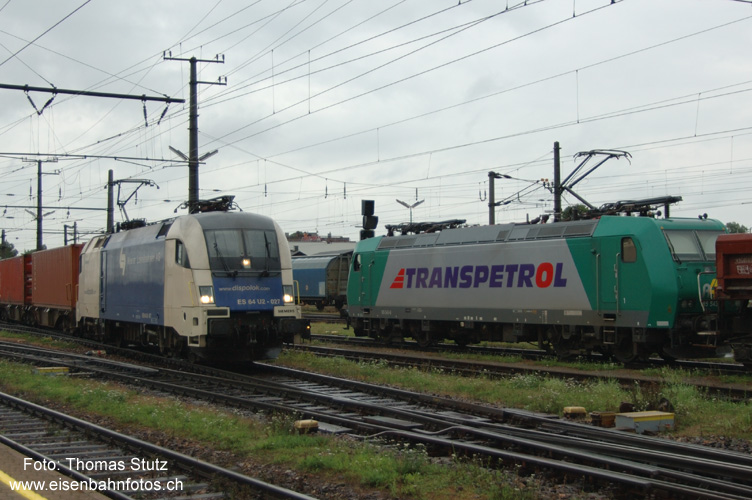 Privatbahntreffen in Wien
Noch vor Abfahrt des R4C-Zuges passierte ein Taurus der Wiener Lokalbahnen WLB mit einem Containerzug den Bahnhof.
