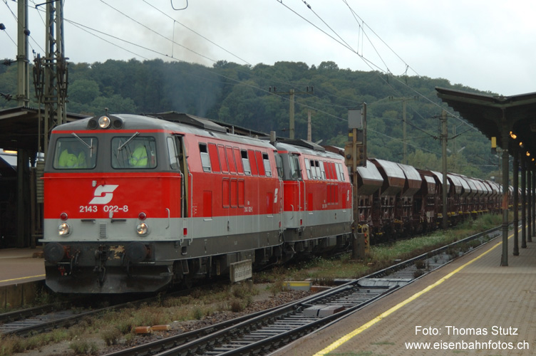 2 x 2143
Einfahrt eines Güterzuges mit 2 Loks der Reihe 2143, die anschliessend weggestellt wurden.
