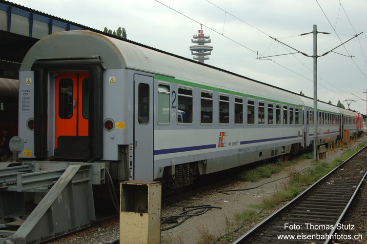 PKP Intercity
EC 330/130 "Polonia" Wien Südbahnhof - Breclav - Warszawa Wschodnia mit polnischen Wagen und ÖBB-Taurus.
