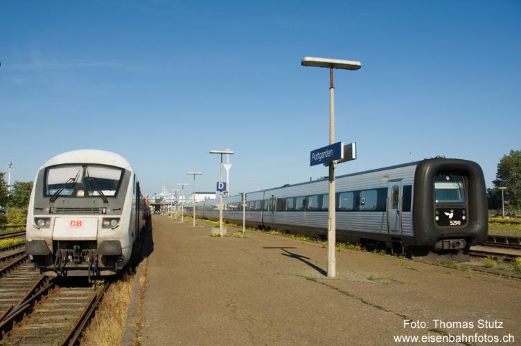 IC + EC in Puttgarden
Während der EC 36 nach Hamburg abfährt, wartet der mit einem Pendelzug und einer BR 218 geführte IC "Fehmarn" auf seine Abfahrtszeit.

